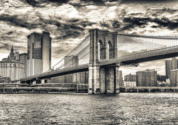Die Brooklyn Bridge bei Sonnenuntergang, New York City. - Foto, Bild