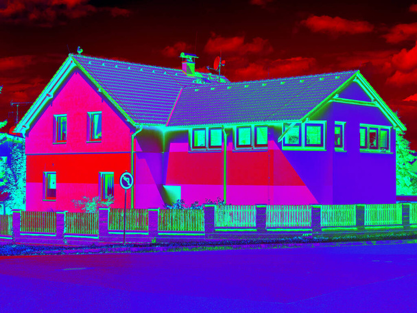 Οικογενειακό σπίτι σε υπέρυθρη θερμική σάρωση. Κλίμακα θερμότητας, διασπορά θερμότητας. Φωτογραφία υπέρυθρης ή θερμογραφίας  - Φωτογραφία, εικόνα