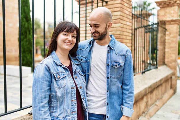 Nuori latino pari hymyilee onnellinen seisoo kaupungin. - Valokuva, kuva