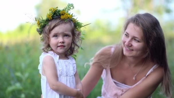 счастливая мать и дочь с цветочным венком - Кадры, видео