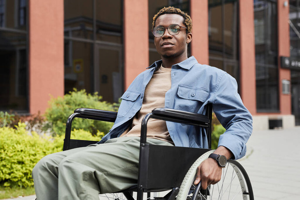 Pensive Afrikkalainen-amerikkalainen mies halvaantunut jalat - Valokuva, kuva