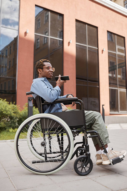 Homme handicapé enregistrant un message vocal - Photo, image