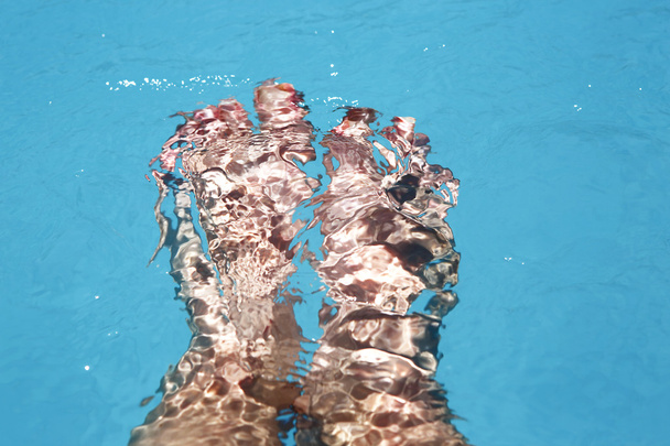 Yüzme havuzunda sıçramasına kadın ayakları - Fotoğraf, Görsel