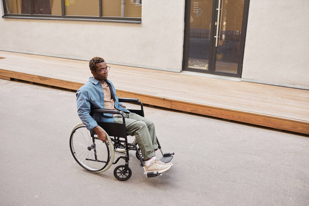 Afroamerykanin na wózku inwalidzkim na spacerze - Zdjęcie, obraz