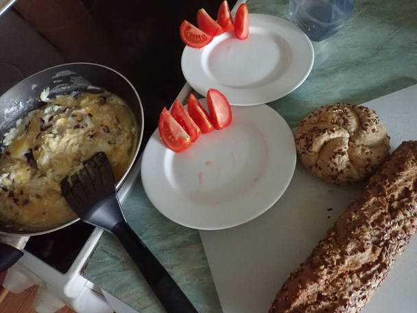 pequeno-almoço continental típico com queijo de pão e ovos - Foto, Imagem