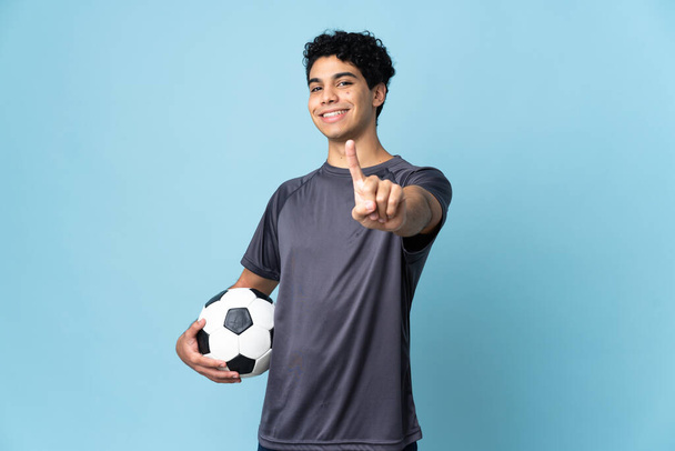 Futbolista venezolano sobre fondo aislado mostrando y levantando un dedo - Foto, Imagen