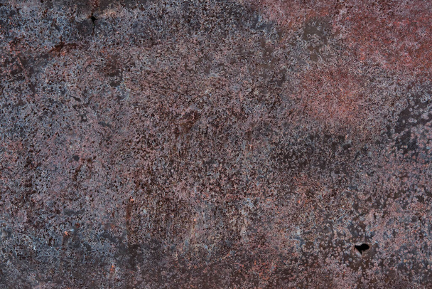Ржавый железный лист с двумя маленькими отверстиями - Фото, изображение