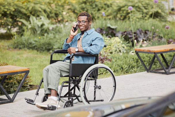 Щасливий інвалід розмовляє по телефону
 - Фото, зображення