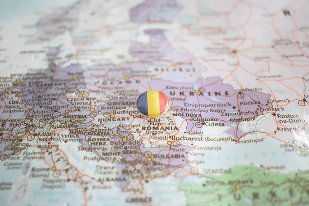 Καρφίτσα σχεδίασης σημαίας της Ρουμανίας στο χάρτη - Φωτογραφία, εικόνα