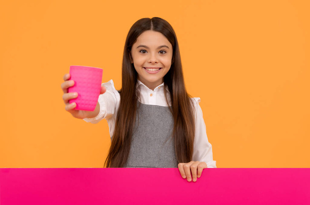 İçecek karşı konulmaz bir şekilde ferahlatıcı. Mutlu çocuk plastik bardak verir. İçecek reklamı, kopyalama alanı - Fotoğraf, Görsel