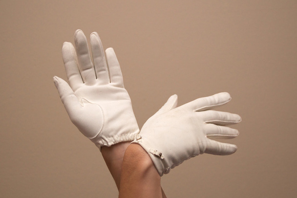 женщина моделирует винтажные перчатки с маленькими пряжками
 - Фото, изображение