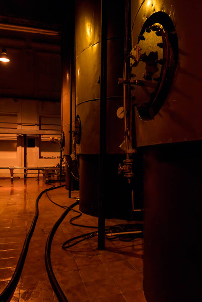 Stalen tanks voor wijngisting in de wijnmakerij - Foto, afbeelding