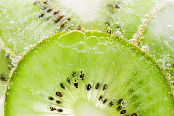 gyümölcs kiwi háttérmintázatot a buborékok  - Fotó, kép