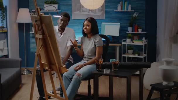 Αφροαμερικανοί καλλιτέχνες αναλύοντας σχέδιο του βάζου - Πλάνα, βίντεο