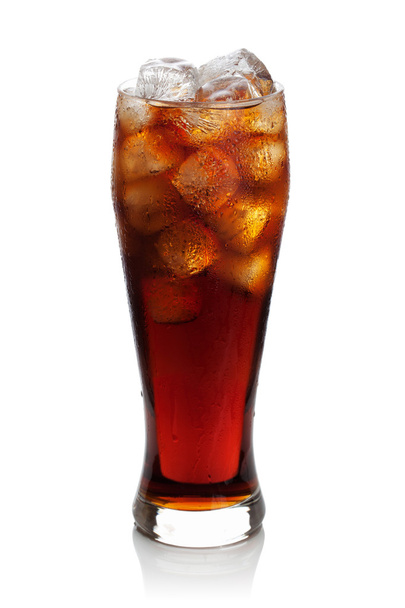 Cola met ijsblokjes in een glas.  - Foto, afbeelding