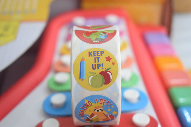 Kleurrijke stickers voor kinderen met motiverende boodschappen - Foto, afbeelding
