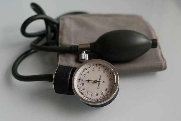 Uitrusting van bloeddrukmeters voor medisch onderzoek - Foto, afbeelding
