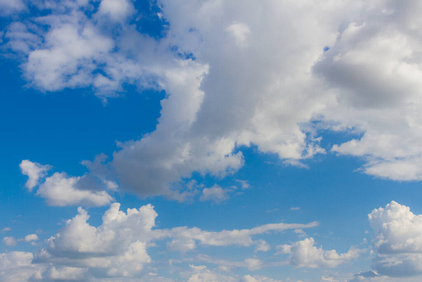 blauwe lucht met kleine wolken achtergrond - Foto, afbeelding