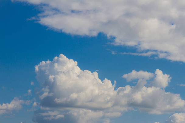 blauwe lucht met kleine wolken achtergrond - Foto, afbeelding