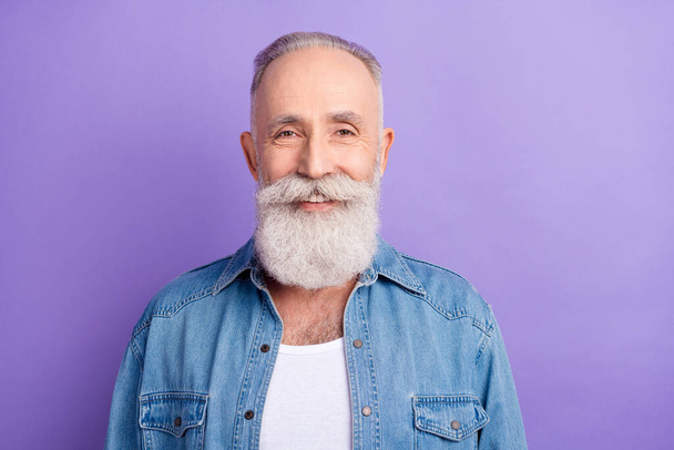Photo portrait of stylish old man wearing jeans shirt smiling isolated on pastel violet color background - Foto, Imagem