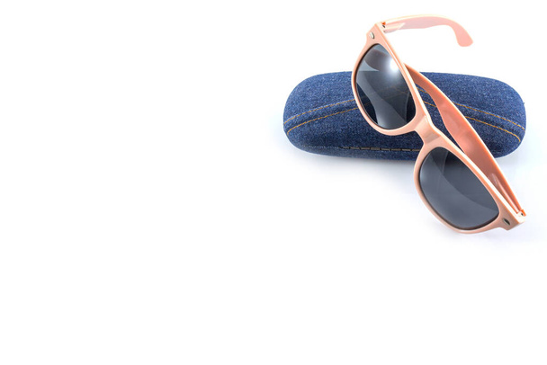 óculos de sol rosa no caso jean no fundo branco  - Foto, Imagem
