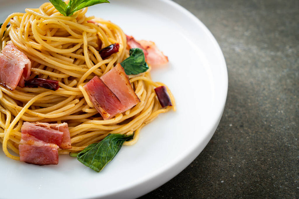 Homemade Stir-Fried Spaghetti With Dried Chili And Bacon - Foto, Imagen