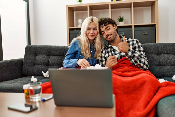 Jovem casal doente tendo teleconsulta médica usando laptop em casa. - Foto, Imagem