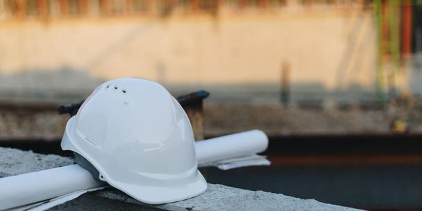 valkoinen kypärä hattu työmiehen turvallisuusprojektiin insinöörinä tai työntekijänä - Valokuva, kuva