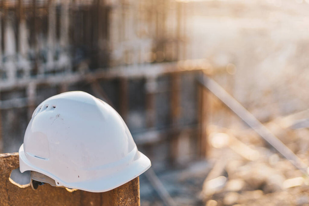 biały twardy kask ochronny dla projektu bezpieczeństwa robotnika jako inżyniera lub pracownika - Zdjęcie, obraz
