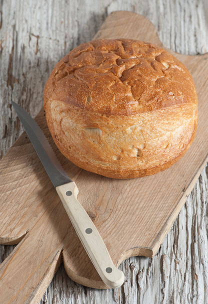 Домашній хліб на дерев'яній дошці
 - Фото, зображення