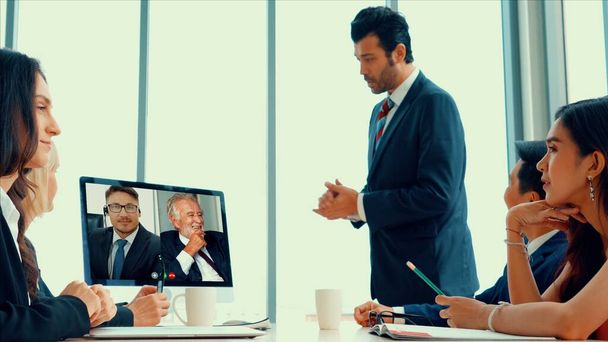 Videó hívás csoport üzletemberek találkozó virtuális munkahely vagy távoli iroda - Fotó, kép