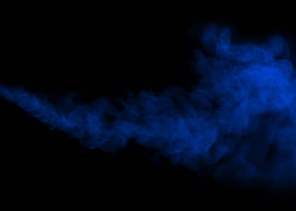 Zbliżenie niebieskiego dymu za pomocą natrysku z nawilżacza. Izolacja na czarnym tle - Zdjęcie, obraz