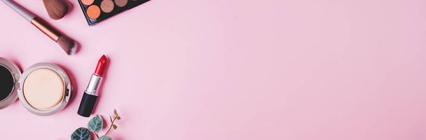 Conjunto de herramienta de maquillaje cosmético aislado sobre fondo rosa, vista superior, plancha, pincel y lápiz labial y kit de paleta de maquillaje, sin personas, nadie, espacio de copia, objeto de grupo sobre la belleza, maquillaje de colección. - Foto, Imagen
