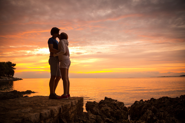 Couple Embrasser et embrasser en mer Coucher de soleil
 - Photo, image