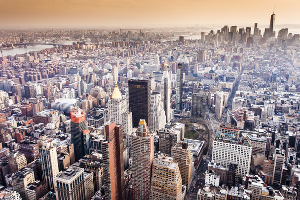 日没で、ニューヨーク市マンハッタンのスカイラインの眺め  - 写真・画像