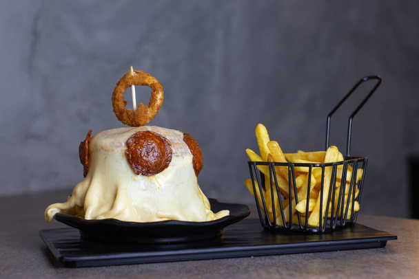 Λιωμένο λευκό τυρί Top Burger με γαλλικές πατάτες - Φωτογραφία, εικόνα