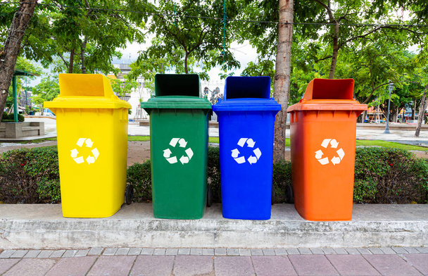 Recoger desperdicios de alimentos, infecciones, biodegradables, no biodegradables y reciclar la papelera. Cuatro colores reciclan contenedores en la calle. - Foto, imagen