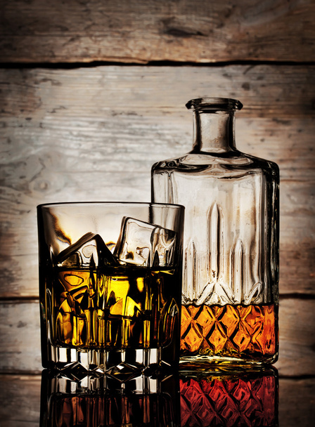 Fles en glas whisky - Foto, afbeelding