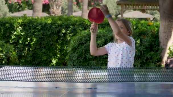 楽しい女の子の子供のプレイテーブルテニス - 映像、動画