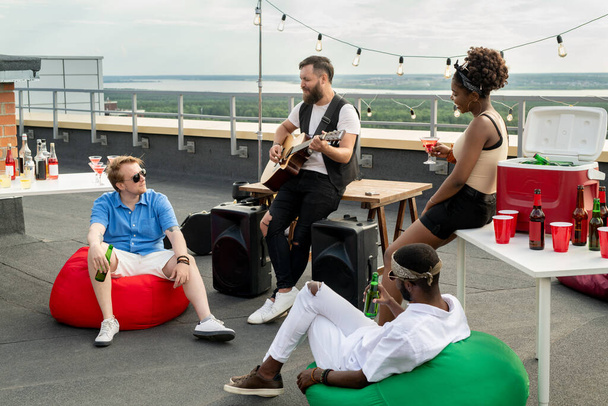 Group of young friends relaxing and having fun at rooftop party - Foto, Imagem