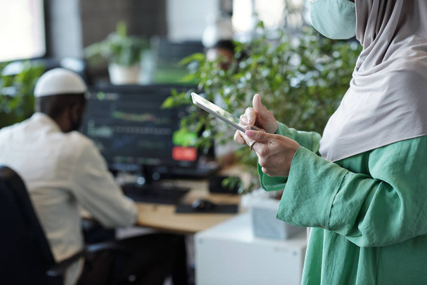 Hände muslimischer Geschäftsfrau mit digitalem Tablet - Foto, Bild
