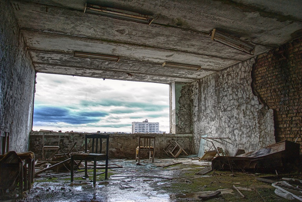 Verlassenes Zimmer im Hotel in Geisterstadt. Foto aus dem letzten Stock eines Hotels in der Stadt Pripjat in der Nähe von Tschernobyl. - Foto, Bild