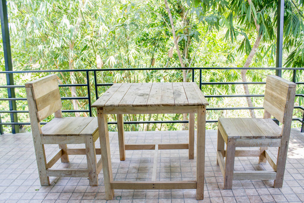 mesa de madera real y silla en el bulcony - Foto, imagen
