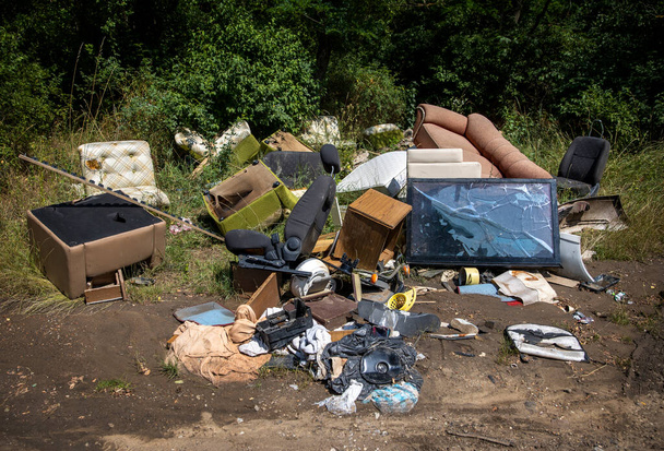 Elhagyott ártalmatlanított elektronikus hulladék, háztartási berendezések jellege - Fotó, kép
