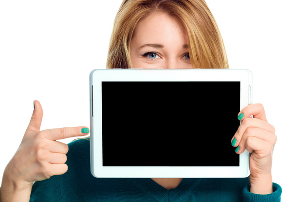 jonge vrolijke vrouw vertoont lege Tablet PC - Foto, afbeelding