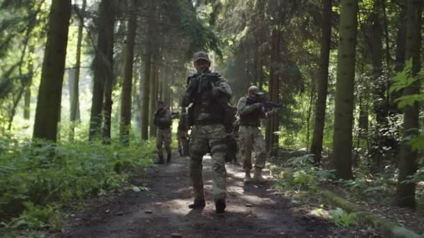 Wojskowa grupa żołnierzy wpada w zasadzkę z pułapką przeciwnika eksplozji - Materiał filmowy, wideo