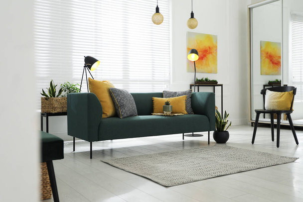 Μοντέρνο σαλόνι εσωτερικό με κομψό άνετο καναπέ - Φωτογραφία, εικόνα