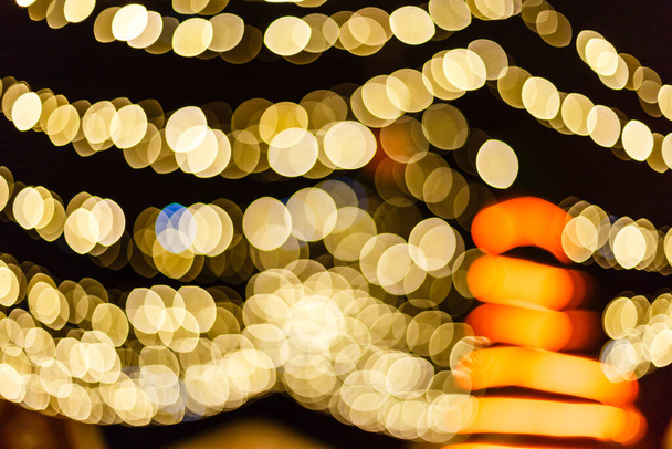 Χριστουγεννιάτικα φώτα θολώνουν στο σκοτεινό φόντο - Φωτογραφία, εικόνα