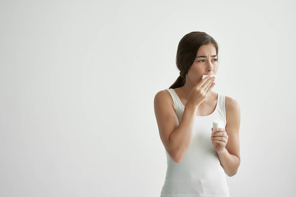 Frau nimmt Schweiß aus Gesicht mit weißem Taschentuch Gesundheitsprobleme - Foto, Bild