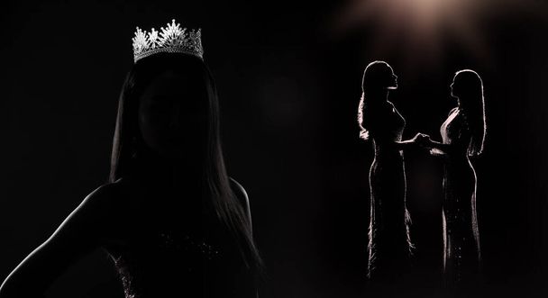 Portré Miss Pageant Szépségkirálynő Verseny flitterben Estély Bál Öltöny hosszú ruha csillogó Diamond Crown, sziluett alacsony kulcs expozíció, Versenyzők kéz a kézben a végső győztes háttér - Fotó, kép